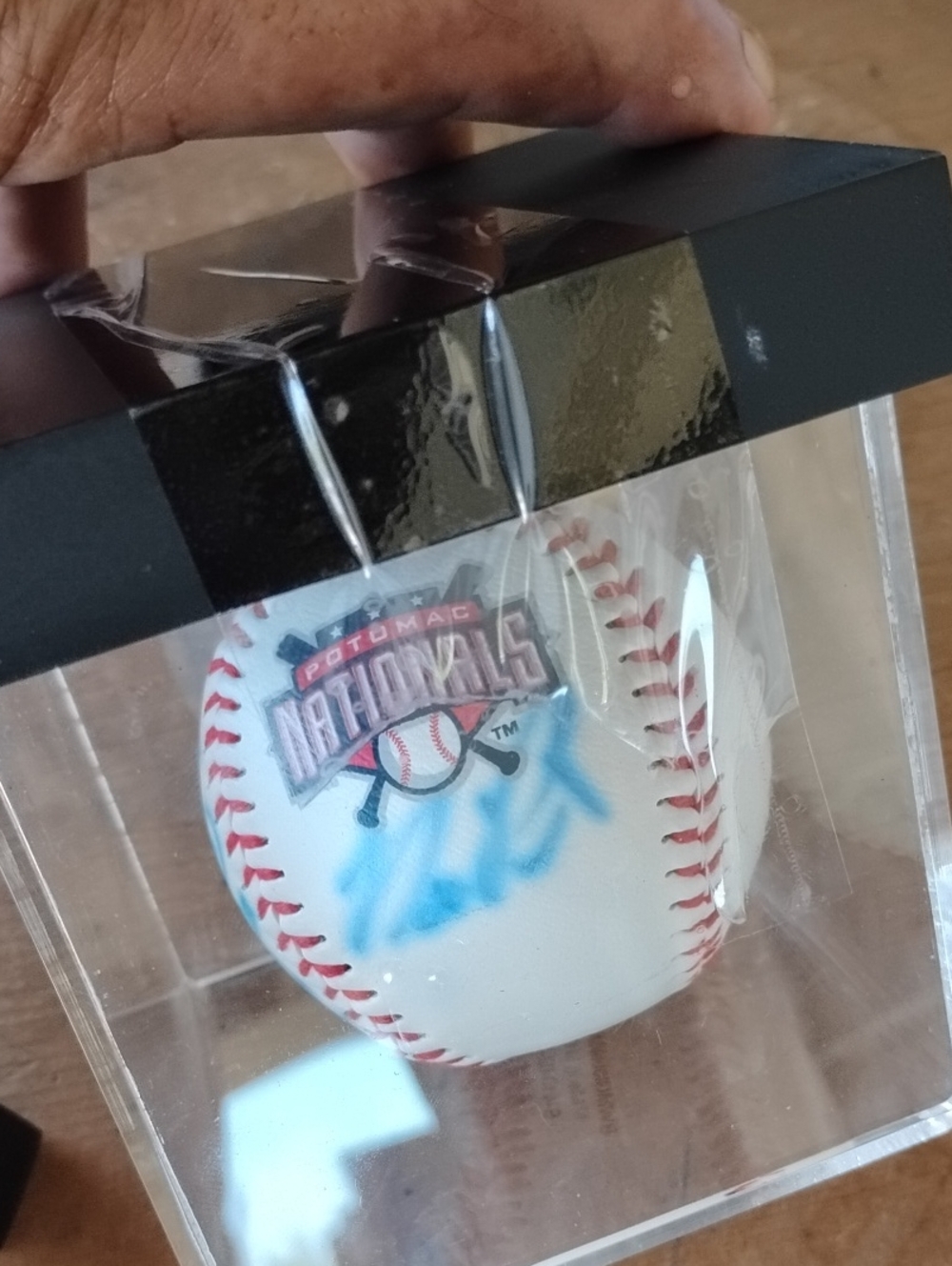 Autographed Baseballs In Cases - Picture 6 of 6